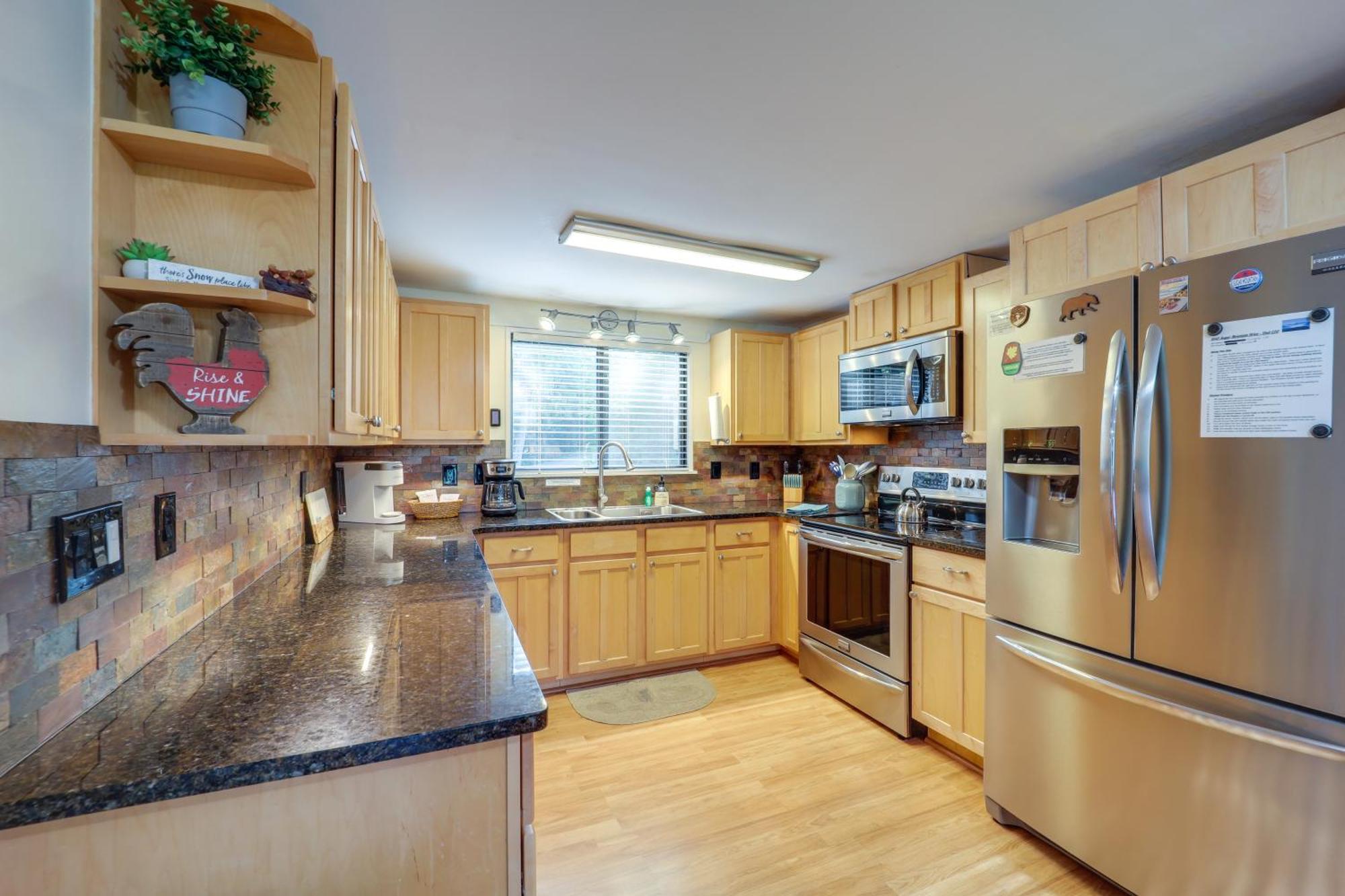 Sugar Mountain Condo With Aandc - Walk To Ski And Golf! エクステリア 写真