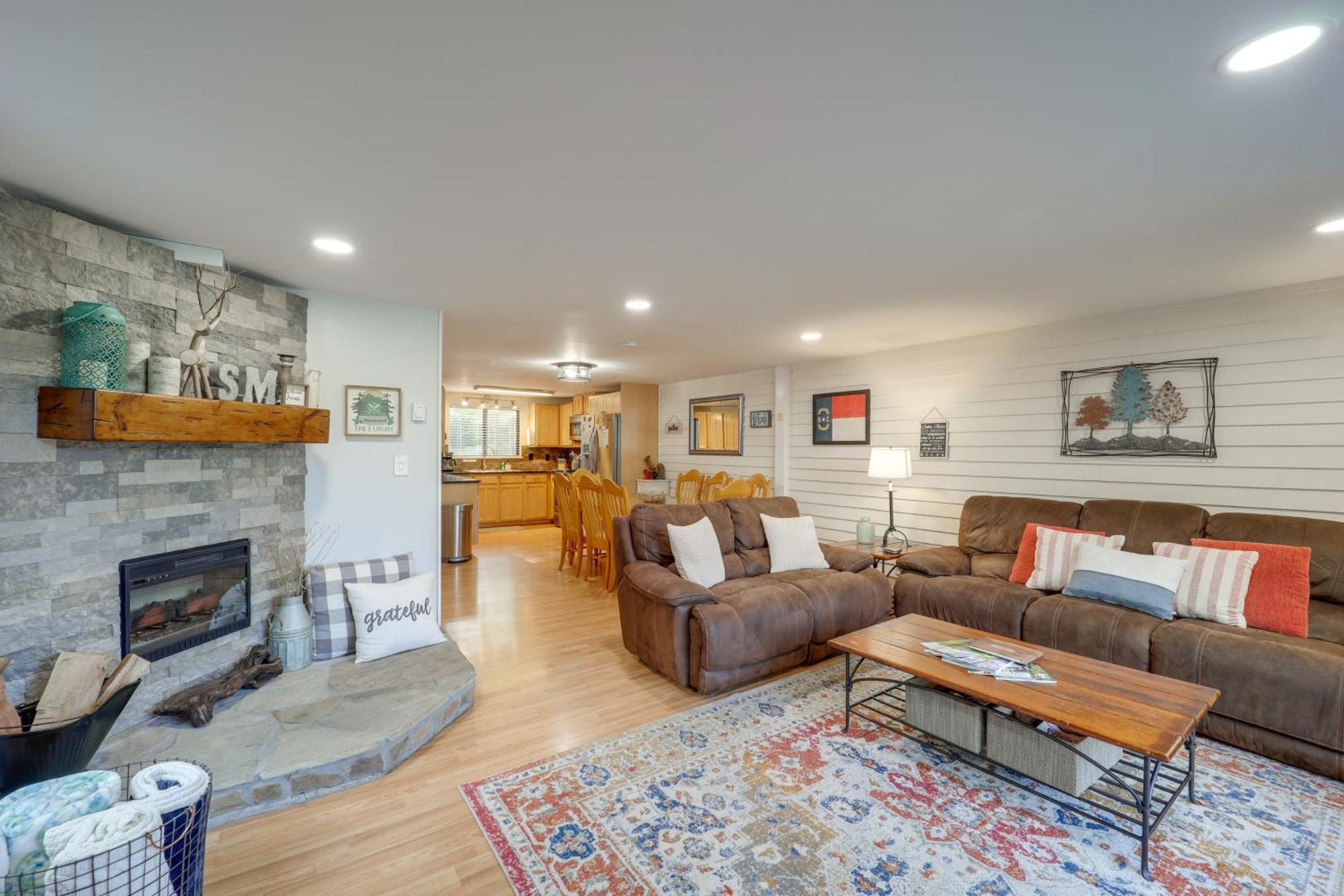 Sugar Mountain Condo With Aandc - Walk To Ski And Golf! エクステリア 写真